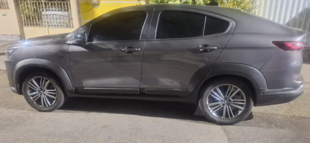 O carro foi localizado pouco depois, abandonado na Estrada Camboatá