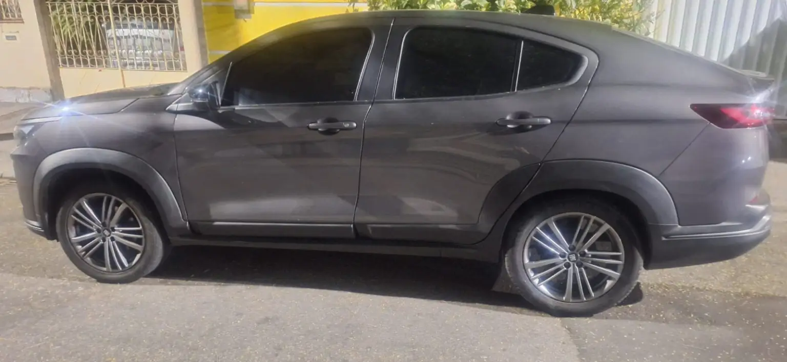 O carro foi localizado pouco depois, abandonado na Estrada Camboatá
