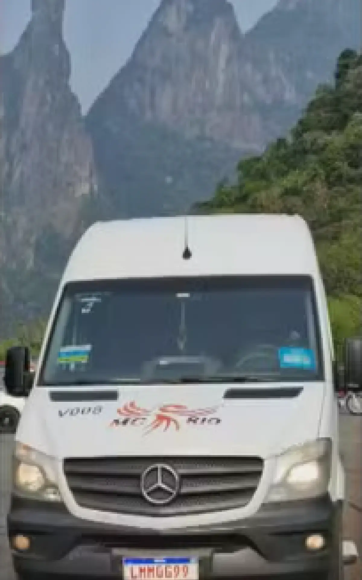Bandidos sequestram van da equipe do cantor Tiee na Linha Amarela