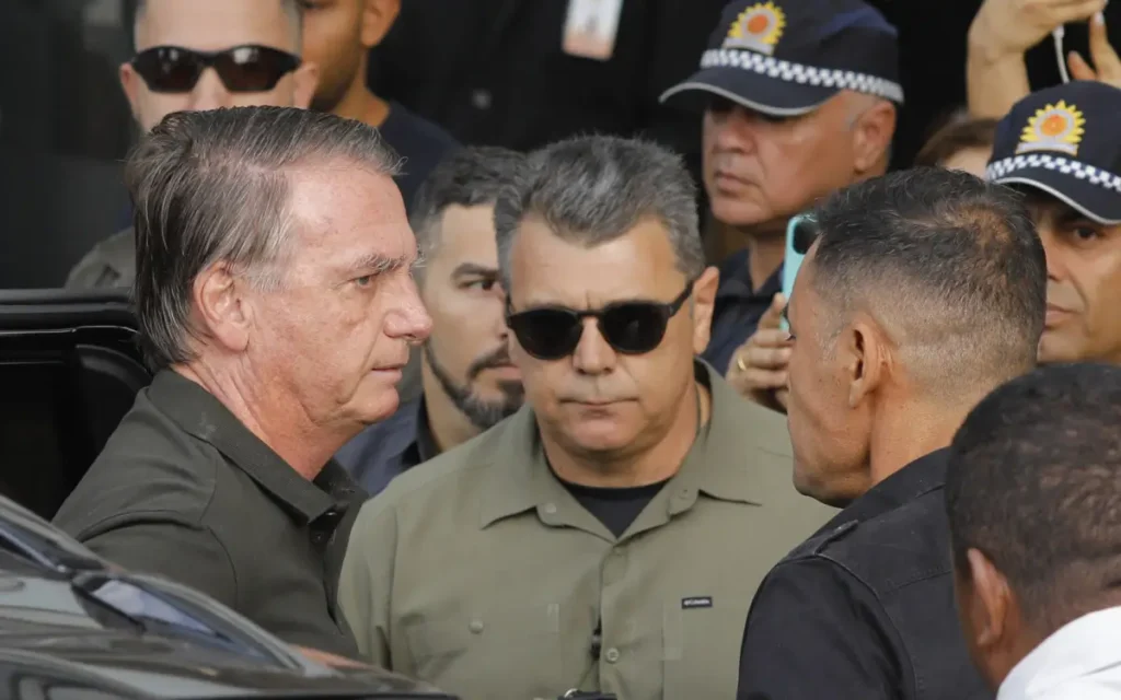 Jair Bolsonaro (PL) chegou escoltado pela polícia