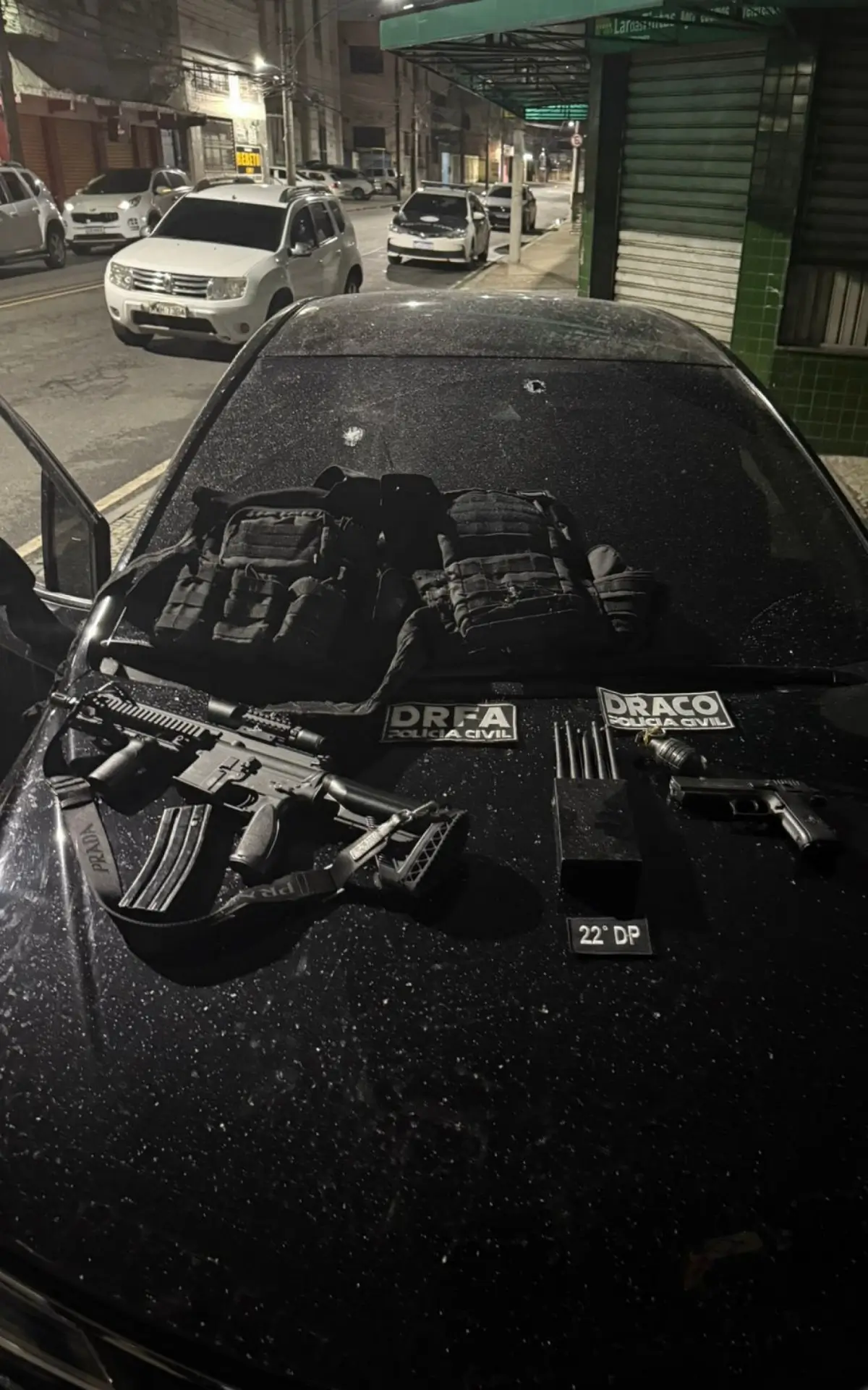 Agentes apreenderam fuzil, pistola, bloqueador de sinal GPS