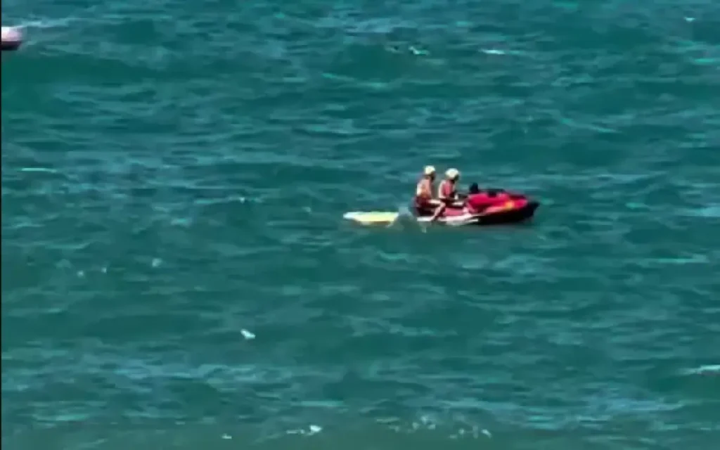 Buscas continuam por turista arrastado por onda na Praia das Conchas em Cabo Frio