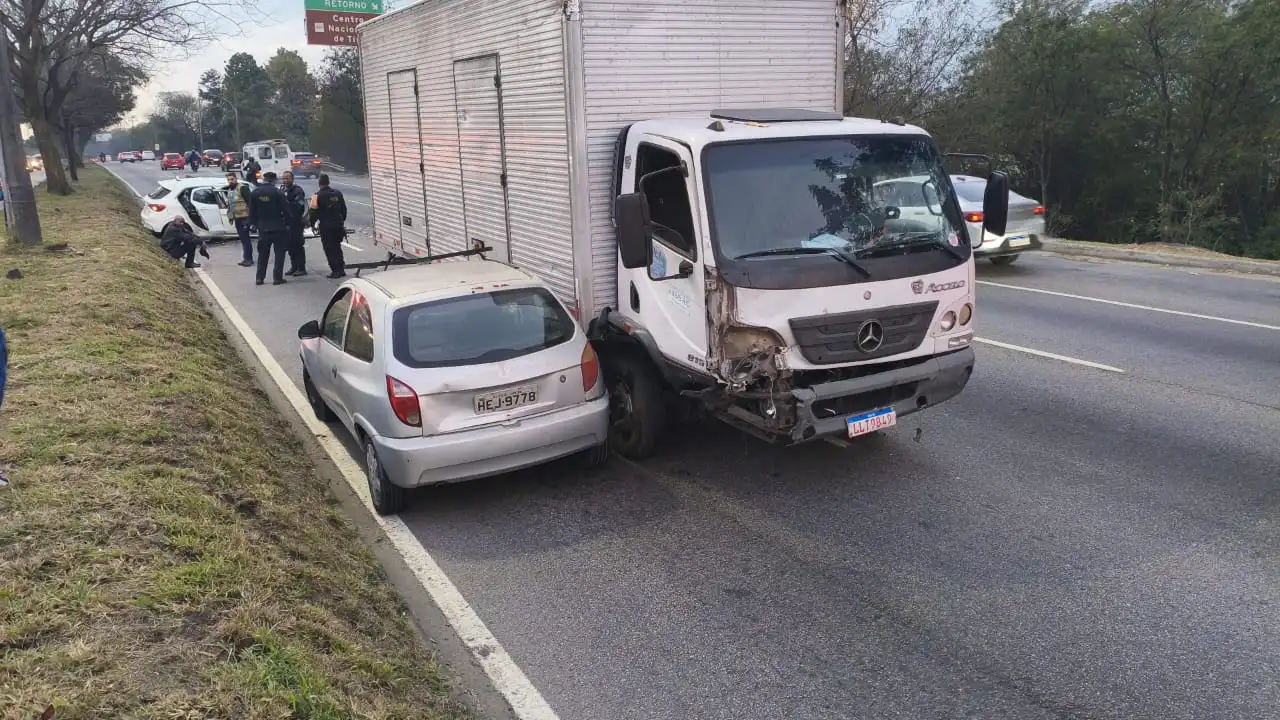 caminhão colide com carros na Avenida Brasil