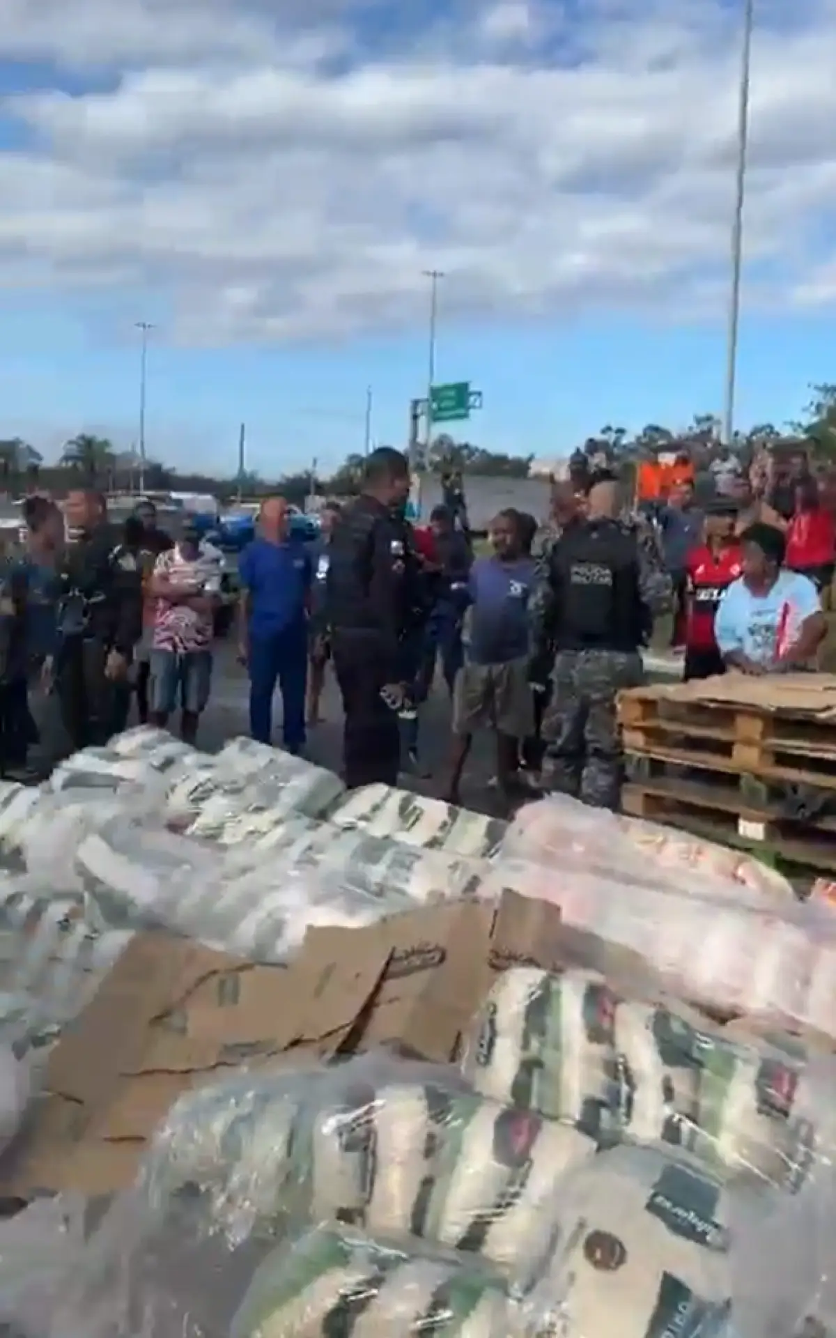 Carga se espalhou na pista