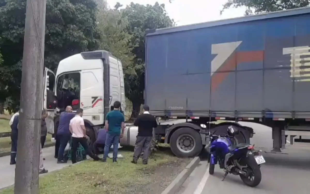 carreta enguiça e interdita Estrada dos Bandeirantes