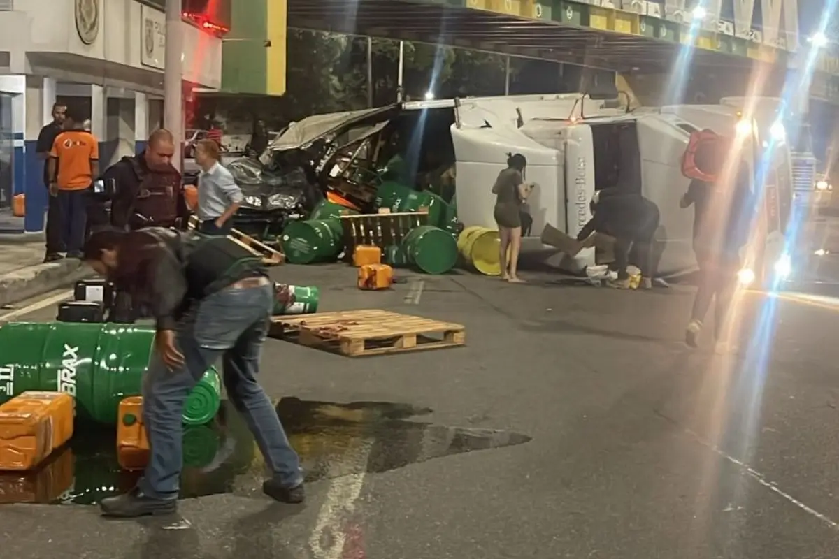 carreta tomba na Avenida Brasil