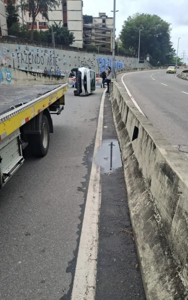 Carro tomba na Linha Amarela