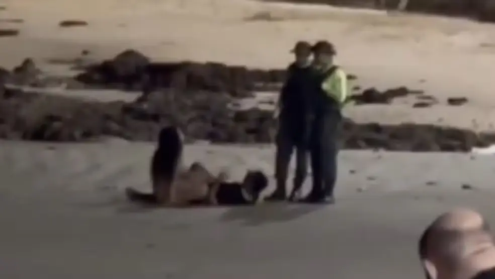Casal é advertido por policiais
