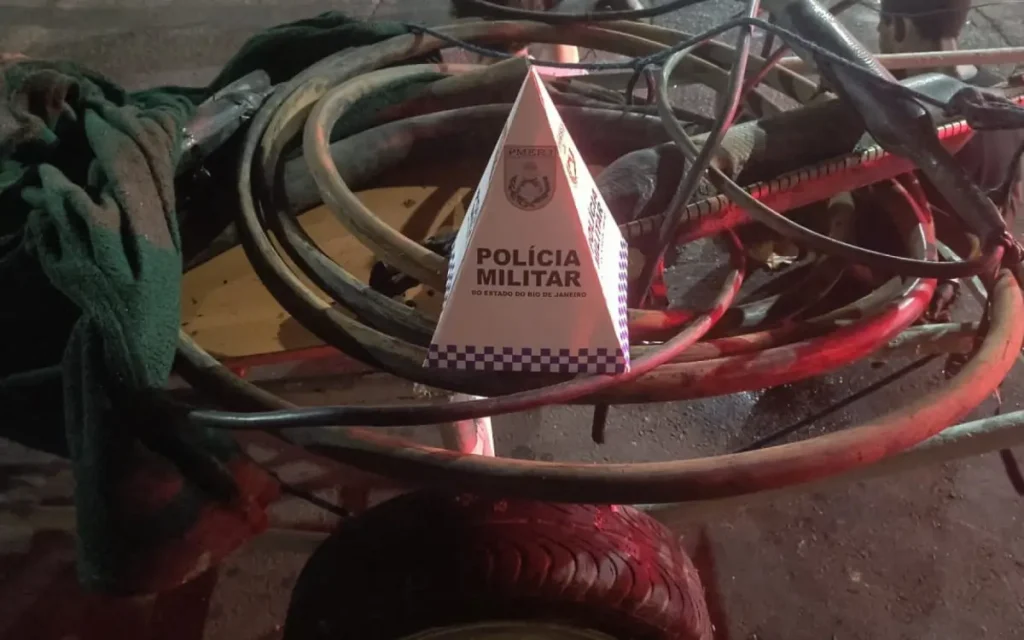 criminosos presos com cabos e fios no Rio