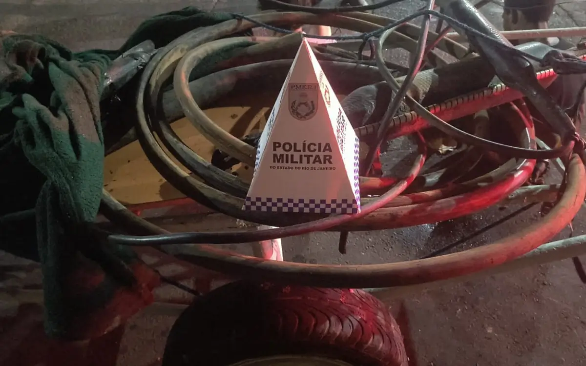 criminosos presos com cabos e fios no Rio