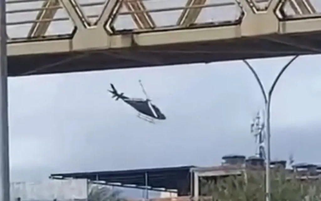 Helicóptero da Polícia Civil sobrevoa Complexo da Maré