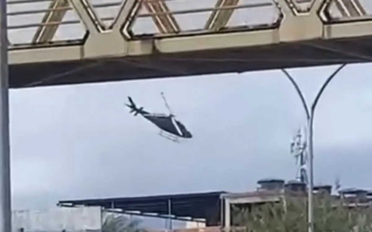 Helicóptero da Polícia Civil sobrevoa Complexo da Maré