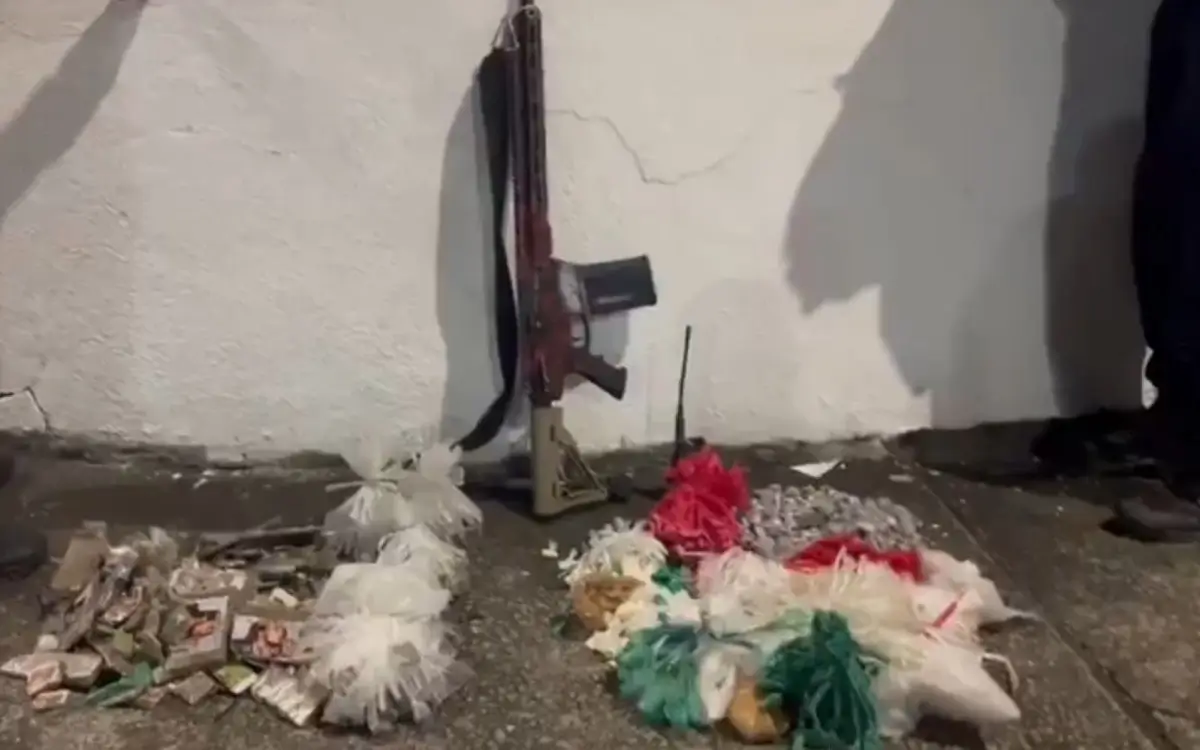 Fuzil e drogas apreendidas após confronto na Linha Vermelha