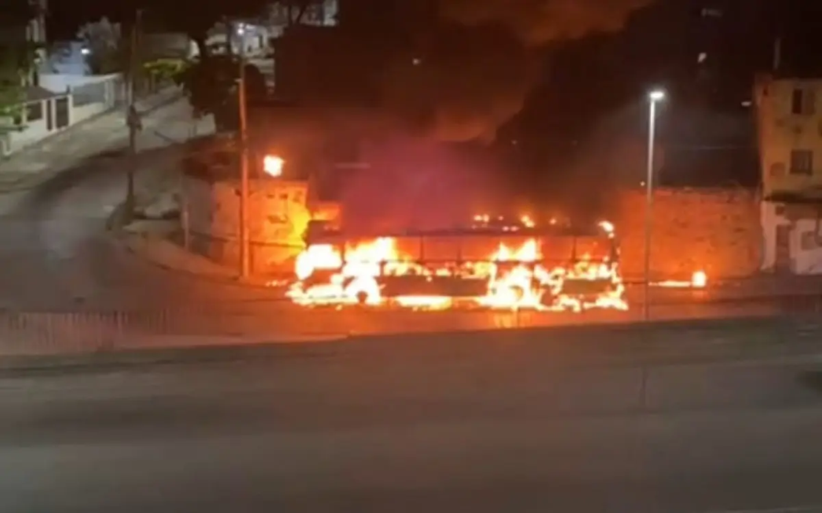 criminosos incendeiam ônibus na Penha
