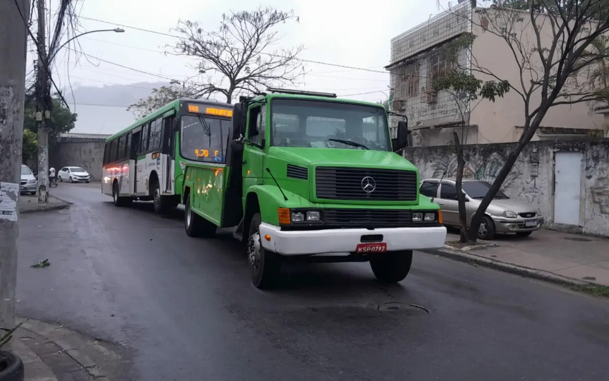 Doze ônibus e reboque foram usados como barricada