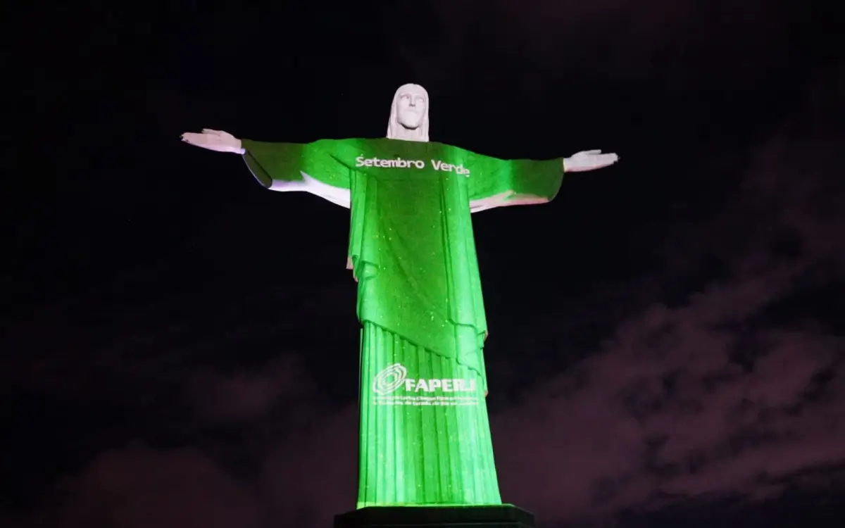 Cristo Redentor celebra Dia Nacional da Doação de Órgãos com iluminação verde
