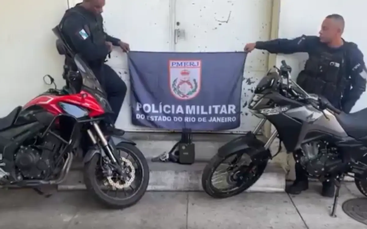 Com os criminosos, as equipes apreenderam duas motocicletas, um revólver calibre 38 mm e um bloqueador de sinal