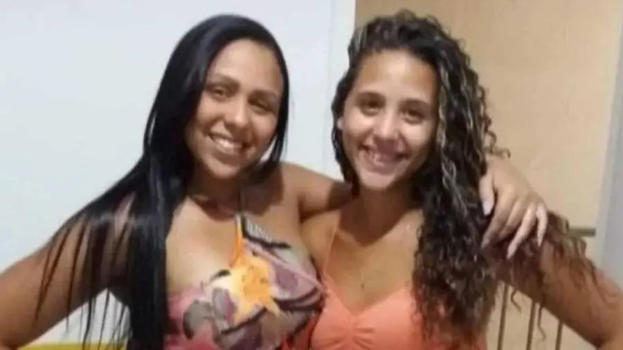 A ex-PM Rhaillayne Oliveira de Mello (esq.) e a irmã Rhayna Mello (dir.)