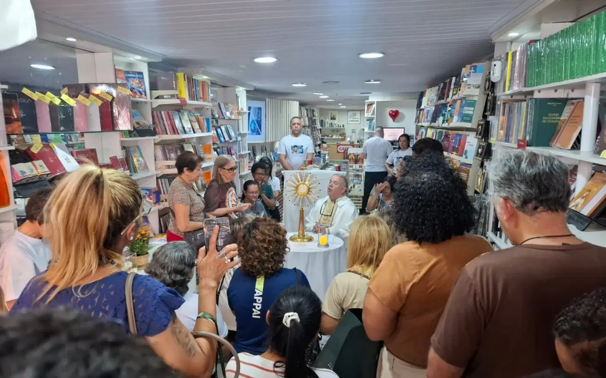 Fiéis lotam livraria em Madureira para ver relíquia de São Carlo Acutis