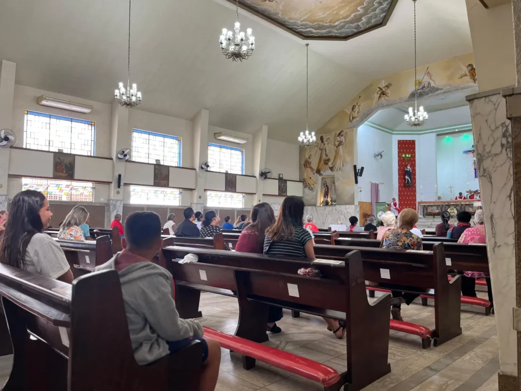 Fiéis lotam Paróquia de São Cosme e Damião no Andaraí