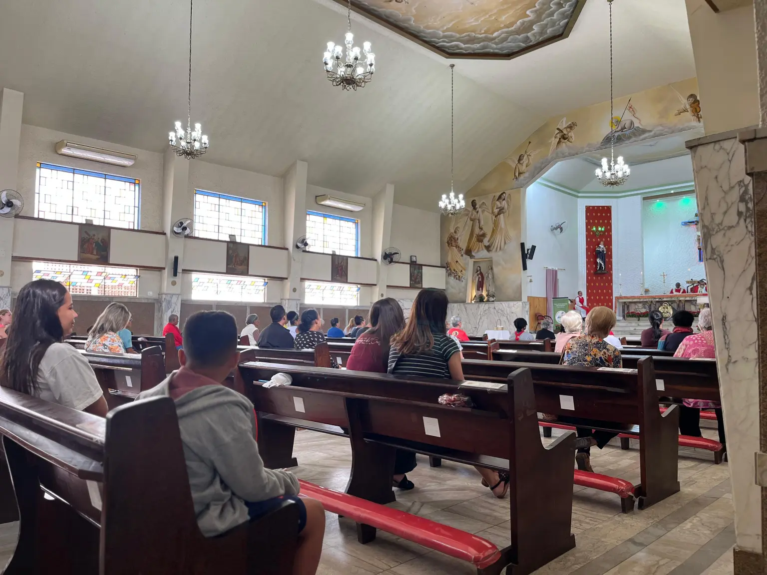 Fiéis lotam Paróquia de São Cosme e Damião no Andaraí