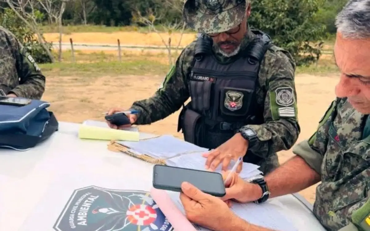 Fiscalização flagra caminhão despejando resíduos de esgoto em área urbana de Rio das Ostras