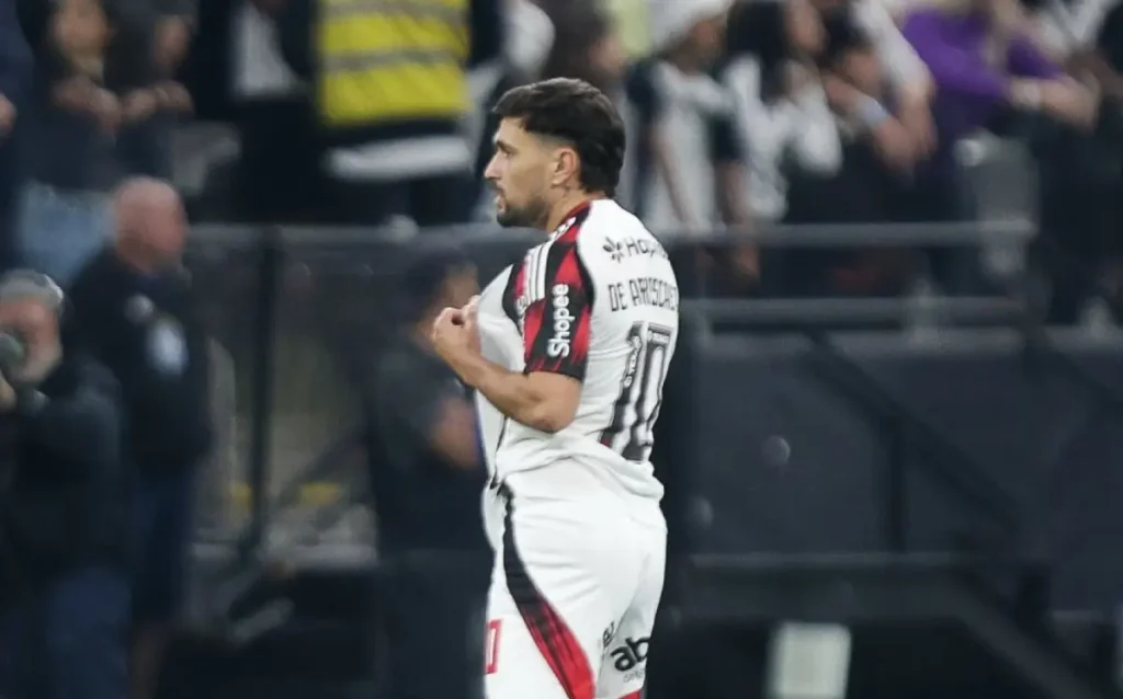 Flamengo vence Corinthians de virada