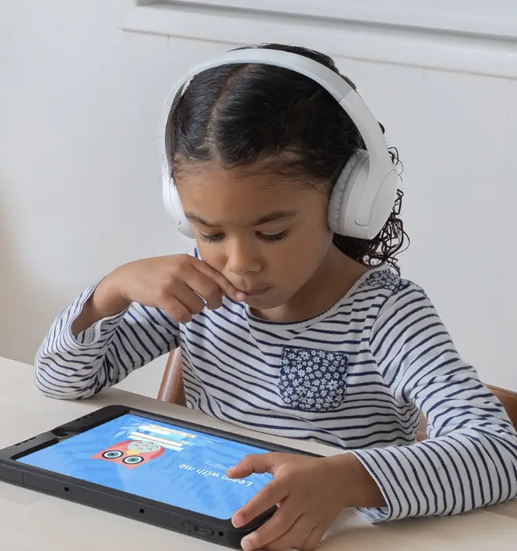 Criança com fones de ouvido
