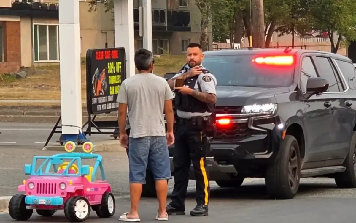 homem é flagrado dirigindo carro de brinquedo da Barbie sob efeito de álcool