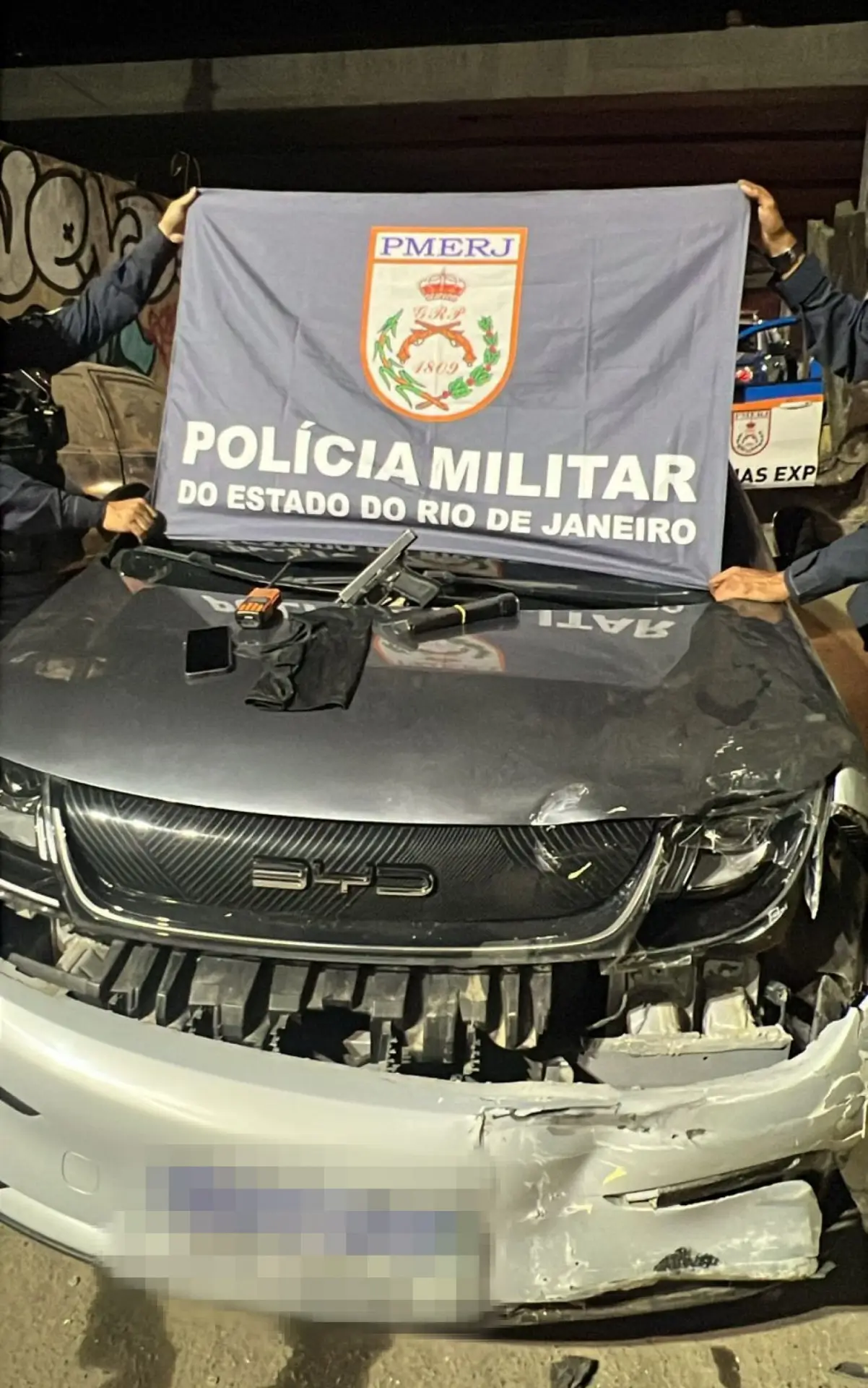 PMs apreenderam pistola, munições, radiotransmissor e celular