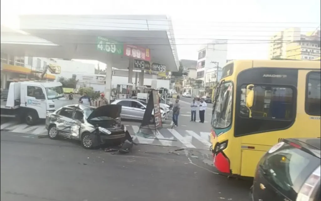 Homem fica ferido após acidente entre carro e ônibus em Caxias