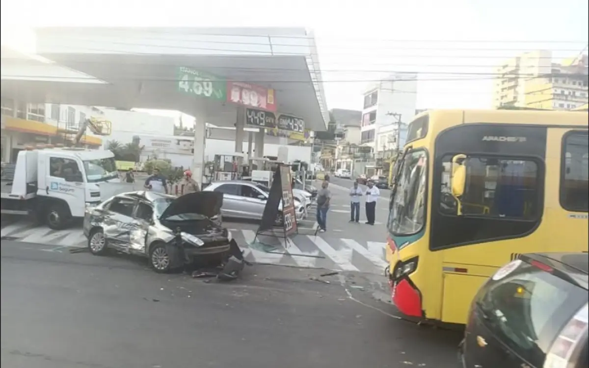 Homem fica ferido após acidente entre carro e ônibus em Caxias