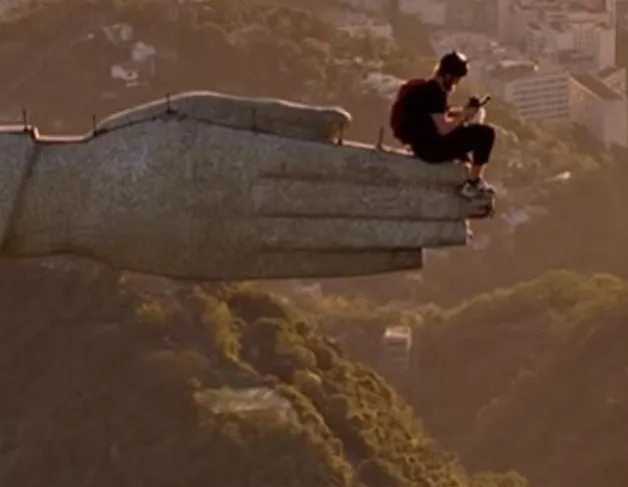 Homem invade o Cristo Redentor