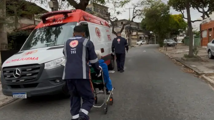 Idoso a Caminho da Ambulância