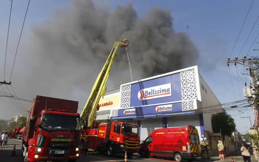 Incêndio em loja na Freguesia