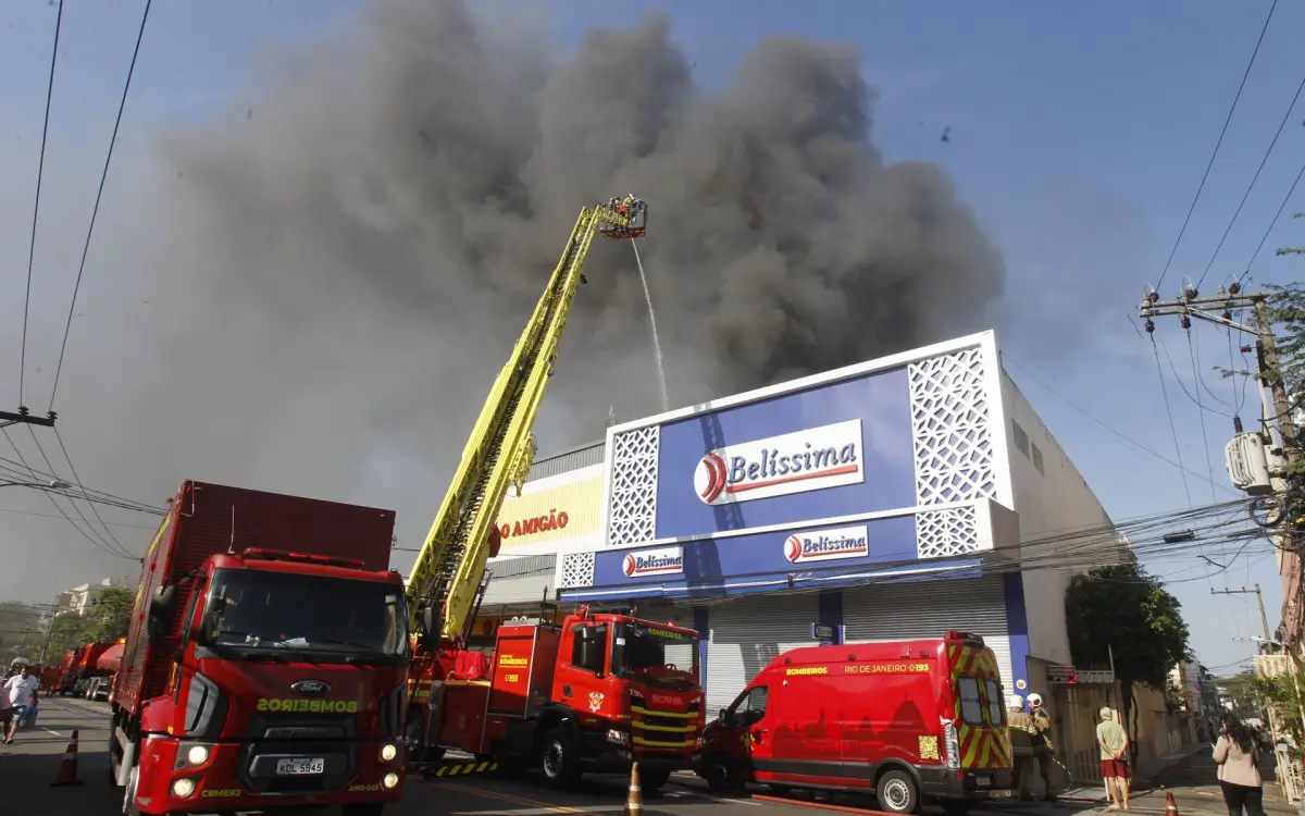 Incêndio em loja na Freguesia