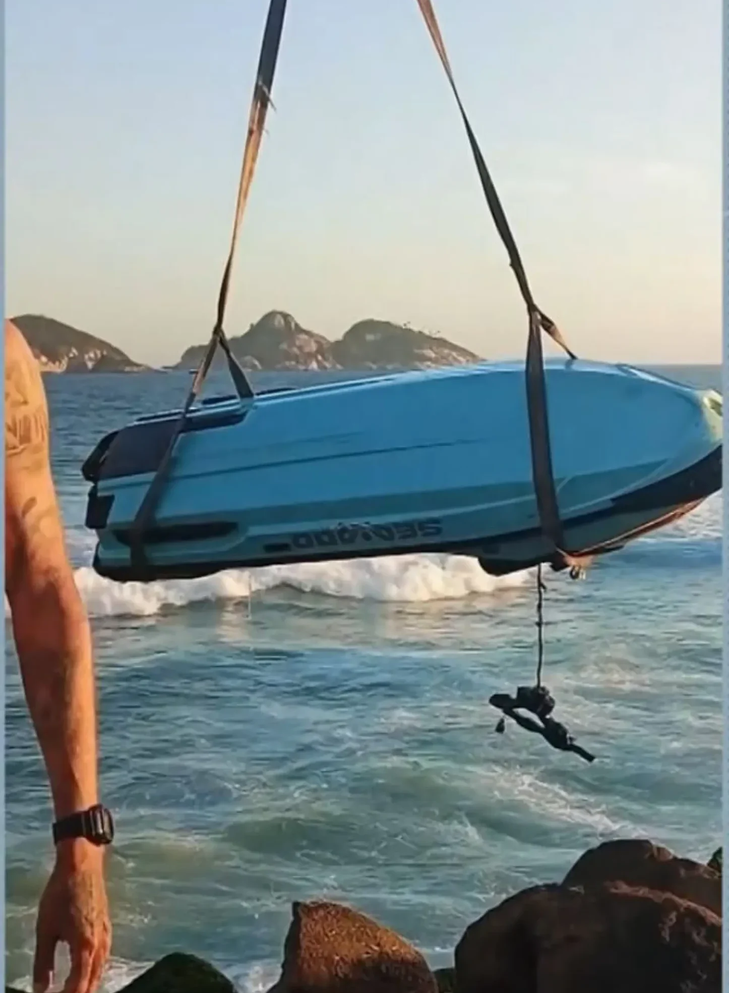 Jet ski vira na Praia da Barra