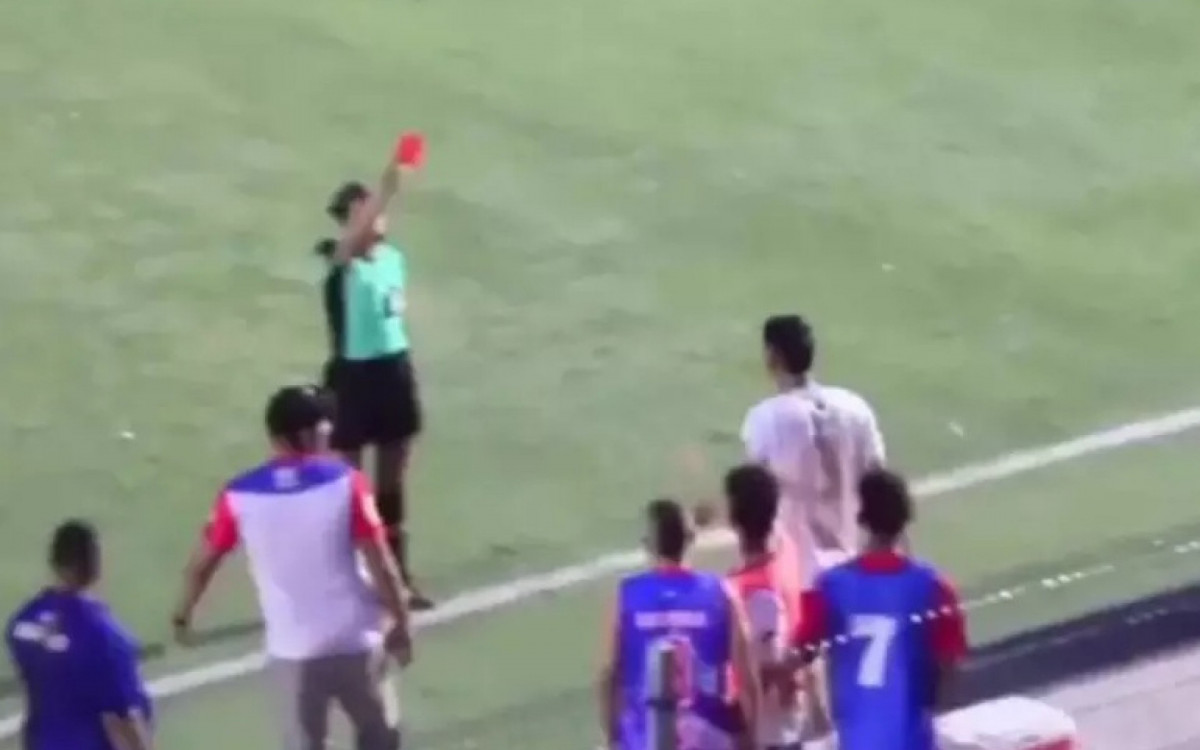 jogador agride árbitra com tapa