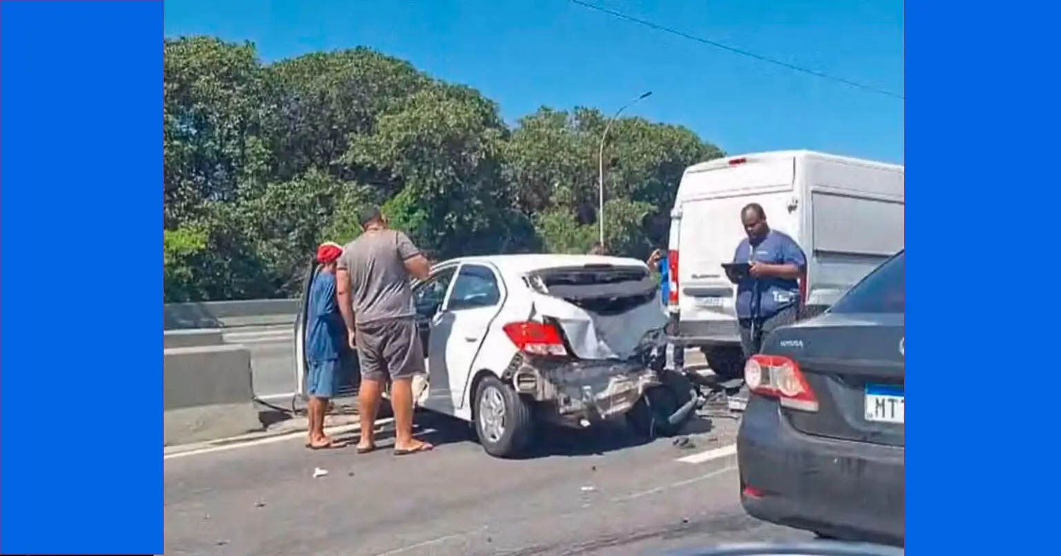 Linha Vermelha tem lentidão após batida envolvendo três carros no Rio