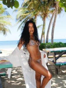 Lorena Maria ostenta curvas