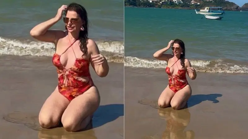Luma de Oliveira posa de maiô na praia