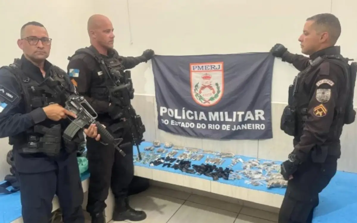 Mochila e tonéis com drogas são apreendidos pela polícia