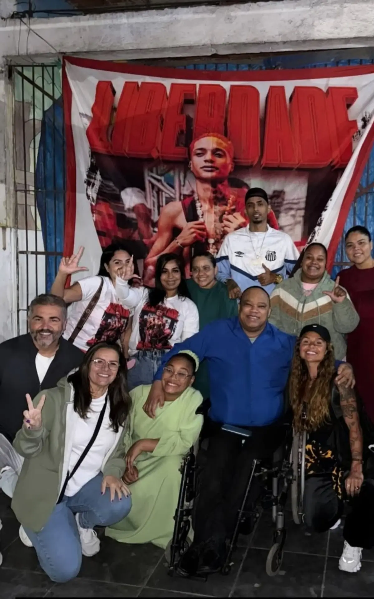 noiva de Oruam lidera vigília em Bangu