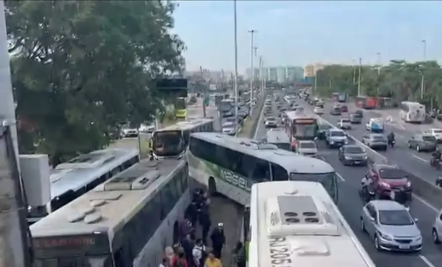ônibus sequestrados e atravessados na Avenida Ayrton Senna
