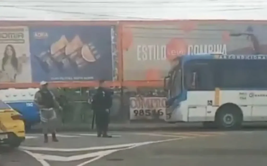 Guardas controlam o trânsito