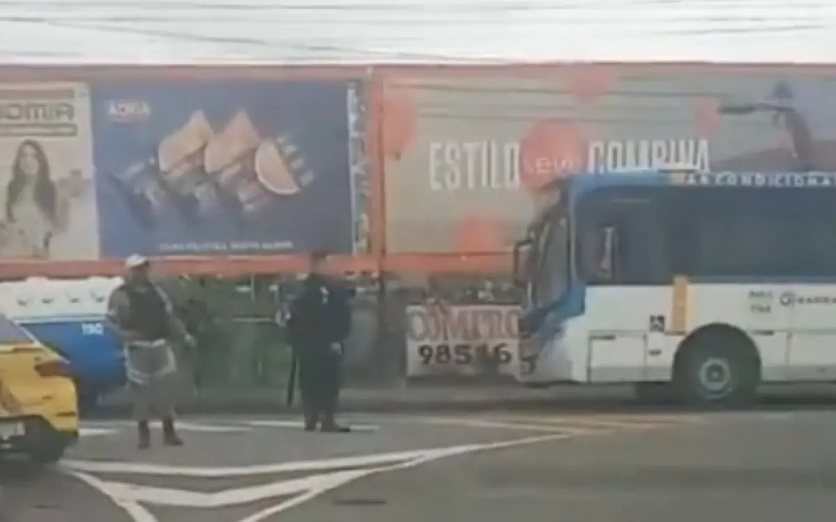 Guardas controlam o trânsito
