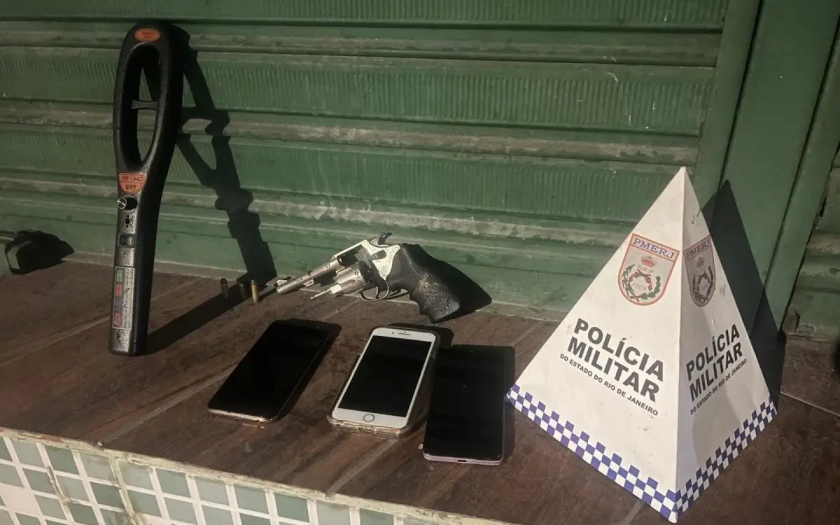 Foram apreendidos com a dupla, um revólver, três celulares e um bloqueador de sinal de GPS