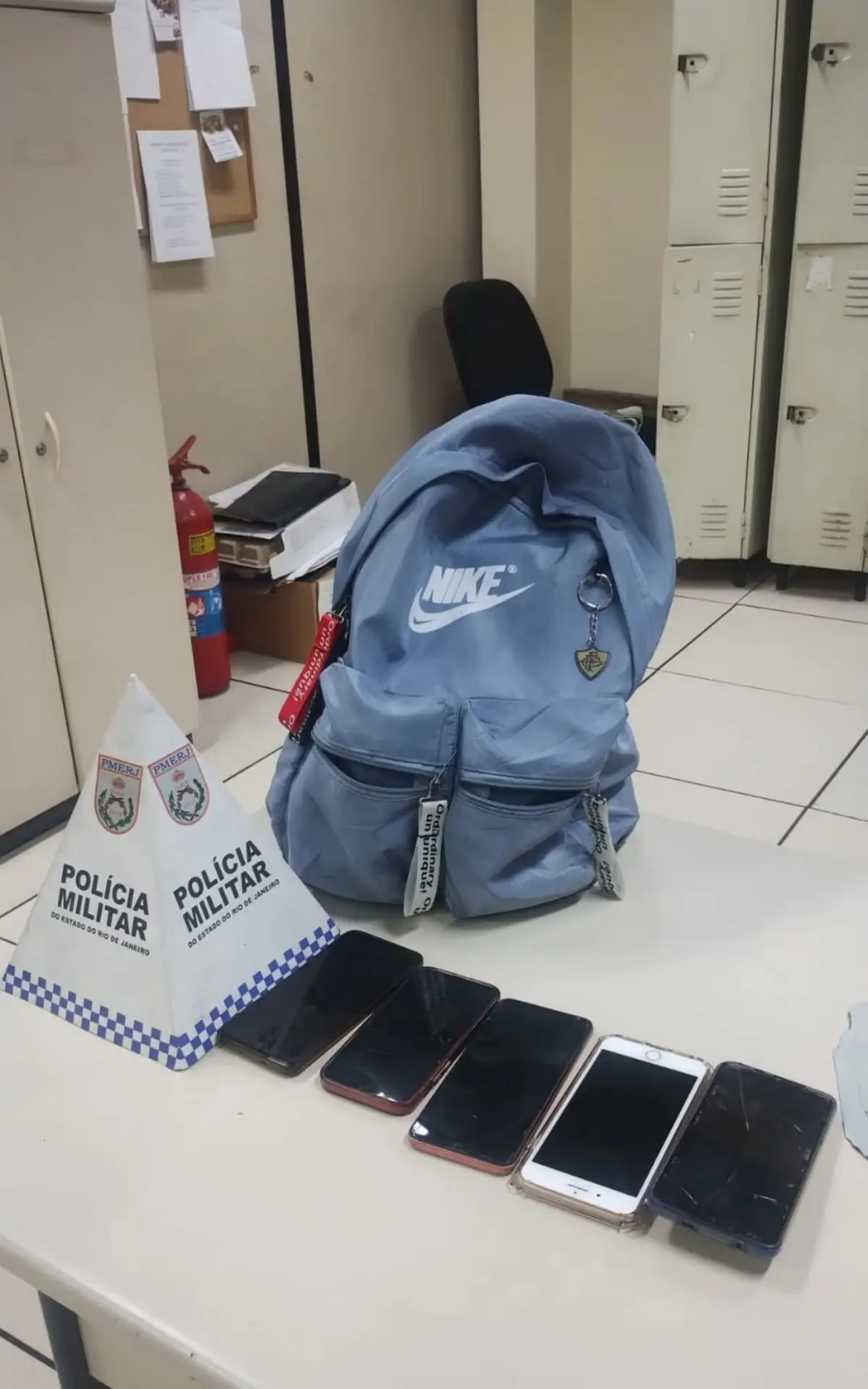 Policiais conseguiram recuperar cinco aparelhos celulares que haviam sido roubados