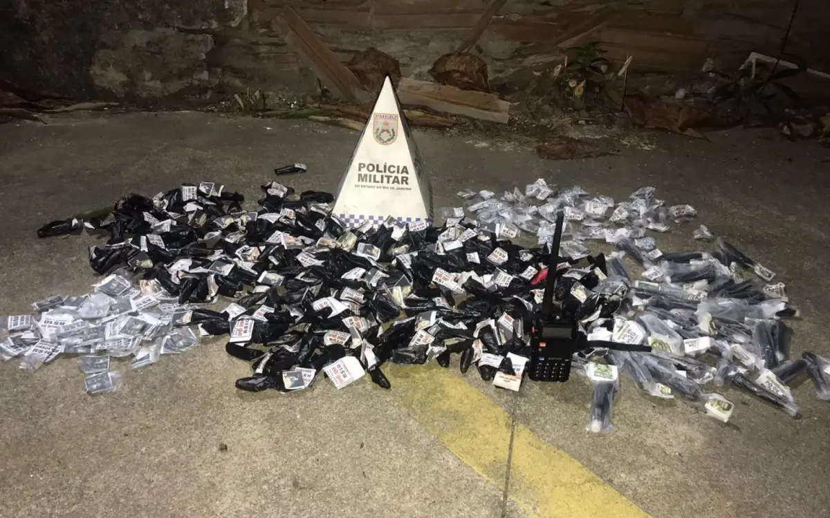 quatro criminosos por venda de drogas em Nova Iguaçu