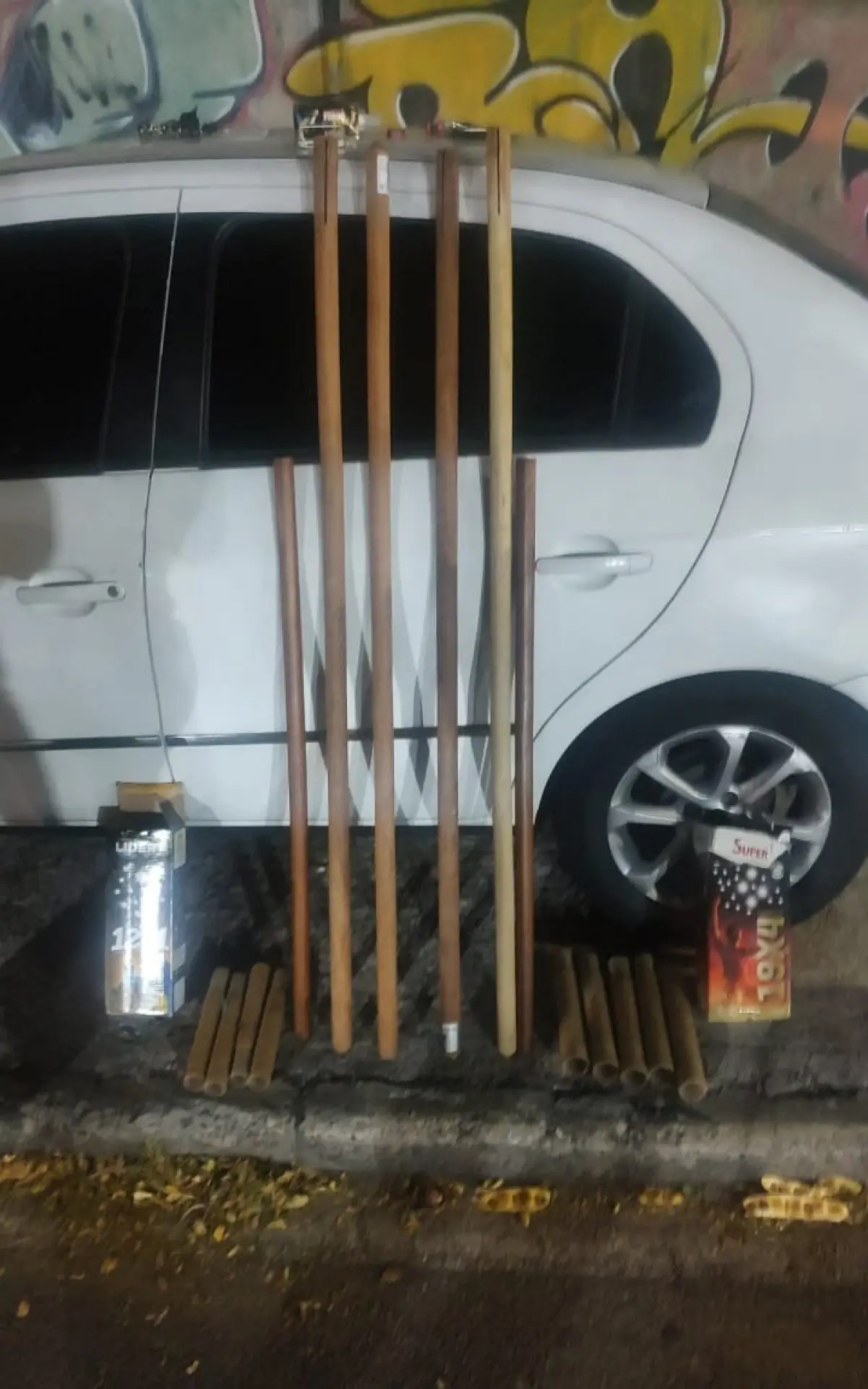 torcedores com morteiros e bastões no Grajaú